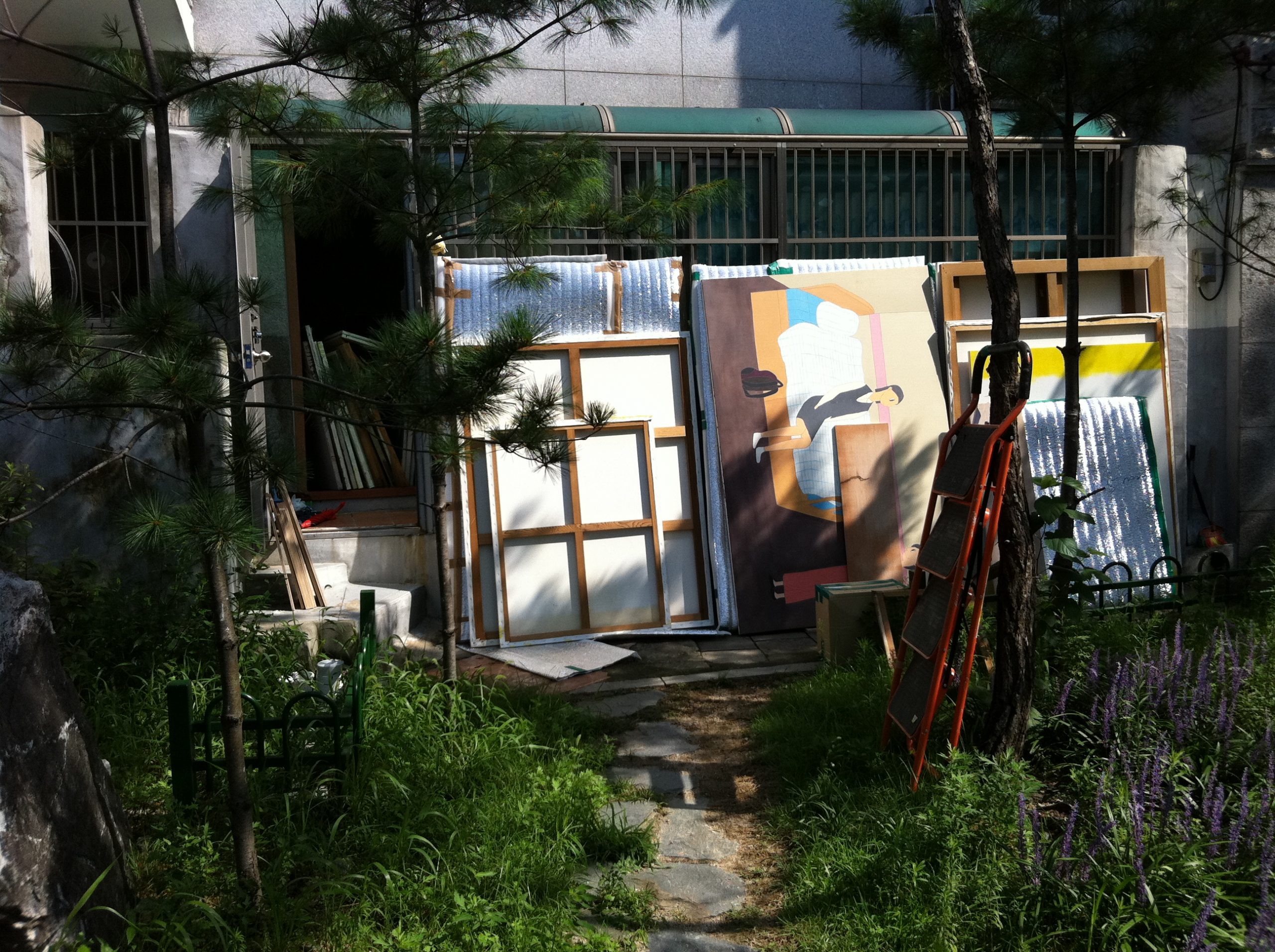 이사를 위해 캔버스 그림들이 집 밖에 놓여있다.